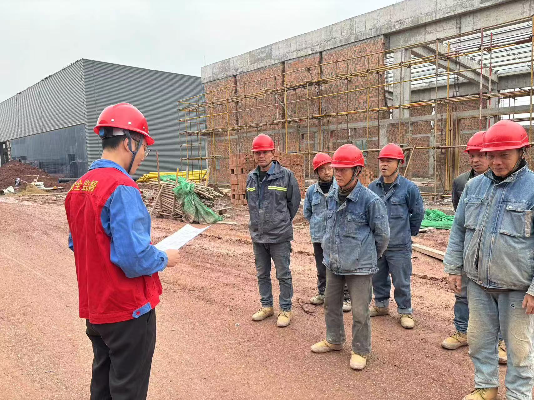 項(xiàng)目負(fù)責(zé)人定期組織對(duì)班組及施工隊(duì)伍的安全宣導(dǎo)